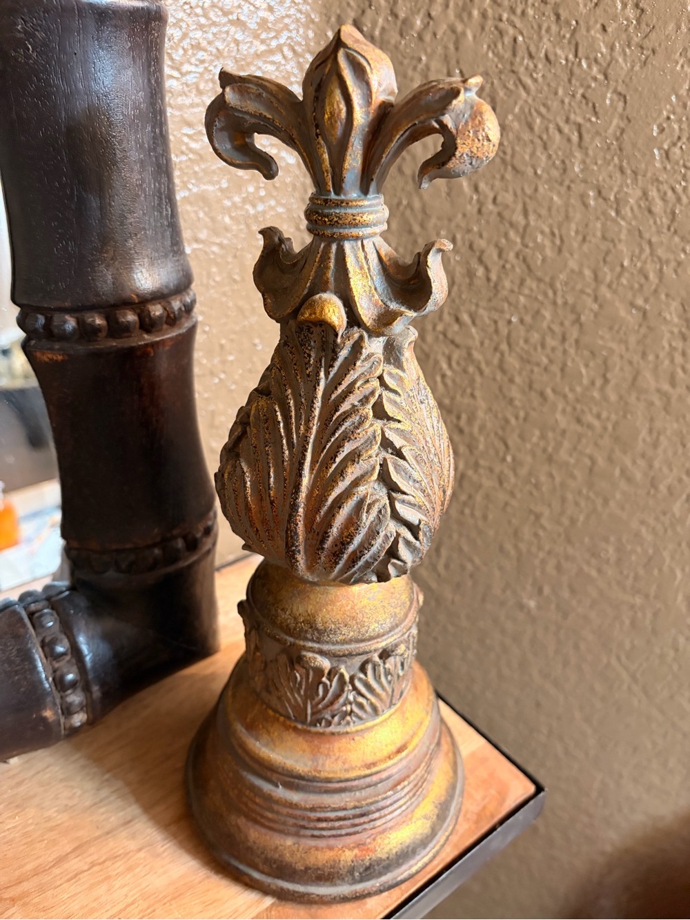 Decorative Fleur-de-Lis Finial Accent in Antique Gold